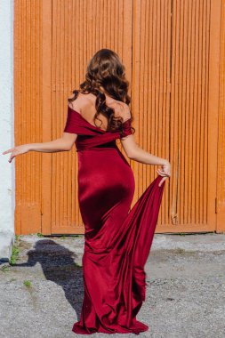 Bir tren kırmızı uzun bir gece elbisesi güzel genç kadın
