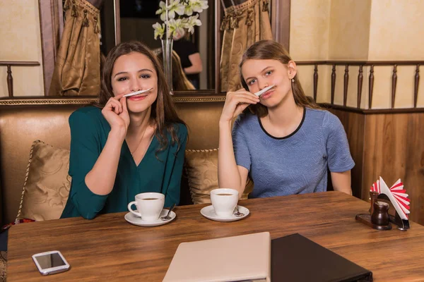 Две счастливые женщины с сахаром в кафе — стоковое фото