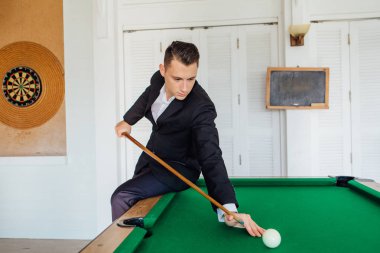 Yakışıklı delikanlı bilardo oyunu tek başına oynarken