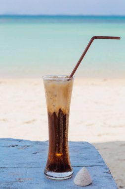 Buzlu kahve deniz arka plan ahşap tablo