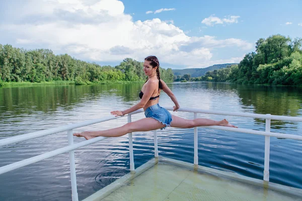 Young woman doing splits — Stock Photo, Image