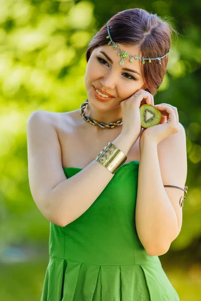 Vacker ung asiatisk kvinna med kiwi — Stockfoto