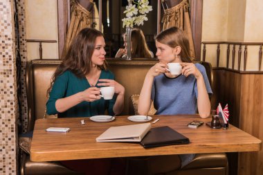 Kafede kahve içme iki mutlu kadın