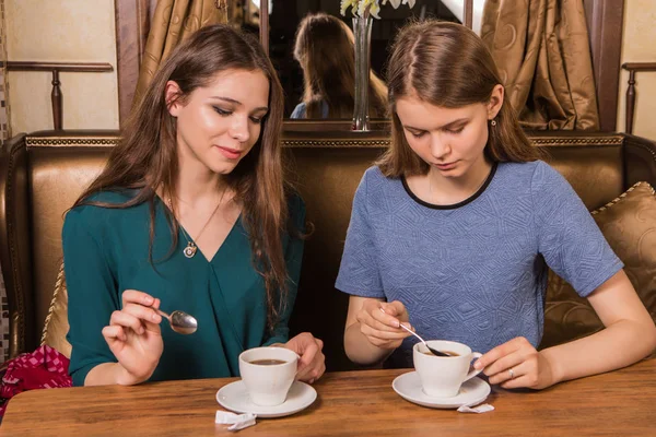 咖啡馆里喝咖啡的两个快乐的女人 — 图库照片