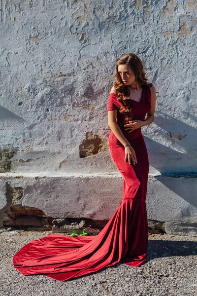 Hermosa Joven Con Largo Vestido Noche Rojo Con Tren Pie — Foto de Stock