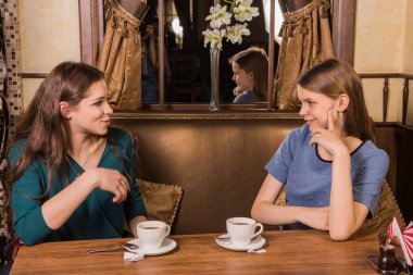 İki mutlu kadın rahat bir kafede kahve içme