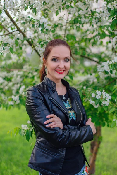 Frühlingsporträt Einer Charmanten Frau Lederjacke Unter Dem Blühenden Apfelbaum — Stockfoto
