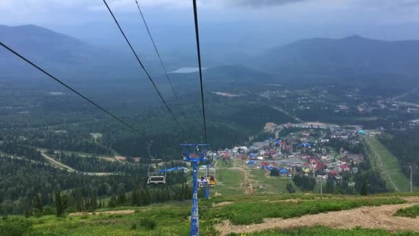 Moving mountain ski lift at summer time with empty chairs — Stock Video