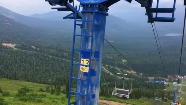 Telesilla de montaña en movimiento en verano con sillas vacías — Vídeos de Stock