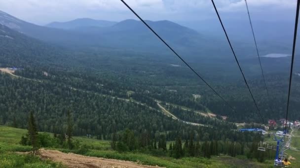 Переміщення гірськолижного підйомника в літній час з порожніми стільцями — стокове відео