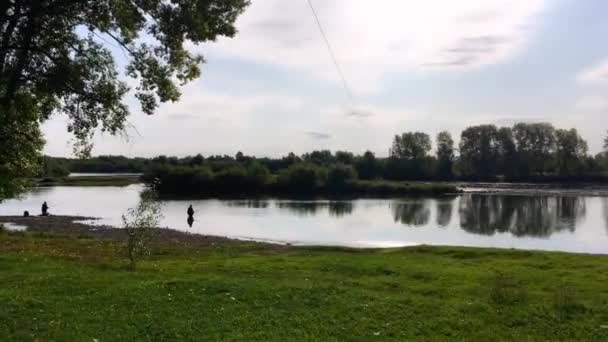Pescatori che pescano sul fiume calmo . — Video Stock