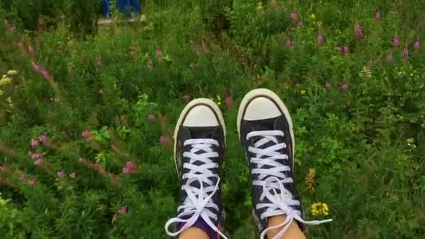 Pies en zapatillas que se mueven en telesilla de montaña a la hora de verano — Vídeo de stock