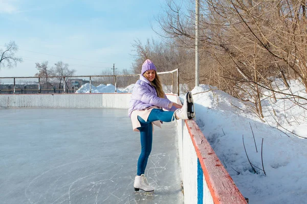 Belle jeune femme chevauchant des patins sur la patinoire . — Photo