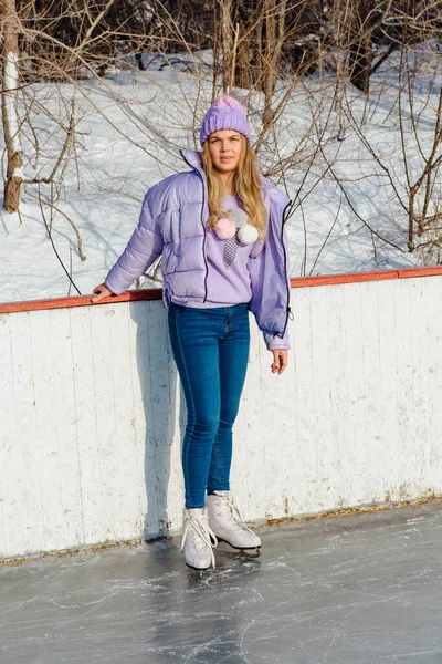 Belle jeune femme chevauchant des patins sur la patinoire . — Photo