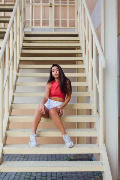 Rua moda verão retrato de uma mulher em escadas ao ar livre . — Fotografia de Stock