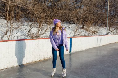 Buz pateni pistinde buz pateni yapan güzel genç bir kadın..