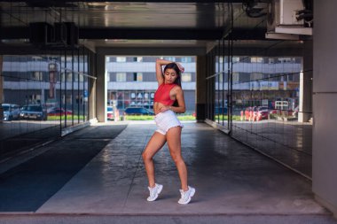 # Genç esmer kadın dans ediyor #.