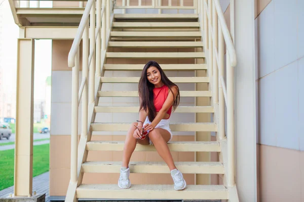 Street fashion summer portrait of a women on stairs outdoors. — Stock Photo, Image