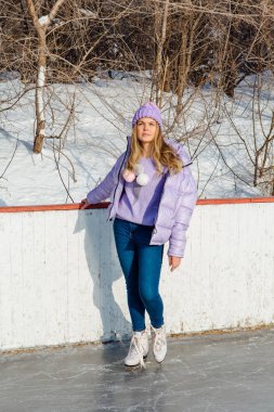 Buz pateni pistinde buz pateni yapan güzel genç bir kadın..