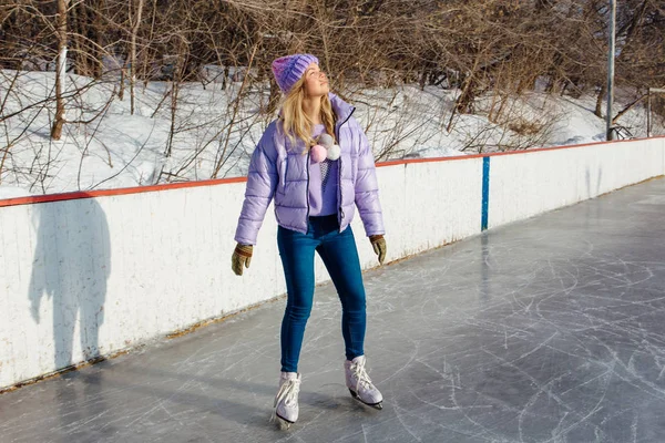 Прекрасна молода жінка катається на ковзанах на ковзанах . — стокове фото