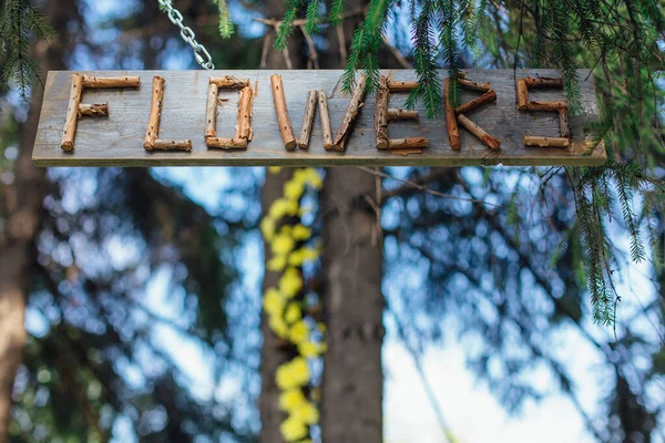 Palavra FLORES feitos de galhos secos no sinal de madeira — Fotografia de Stock
