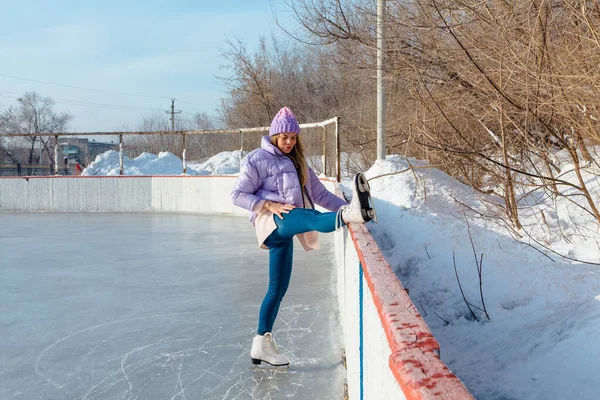 Belle jeune femme chevauchant des patins sur la patinoire . — Photo