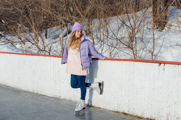 Мила молода жінка з катанням на ковзанах на ковзанах . — стокове фото