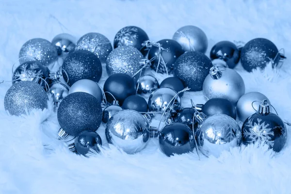 Świąteczne kulki na białym tle. Kolor roku 2020 Classic Blue — Zdjęcie stockowe