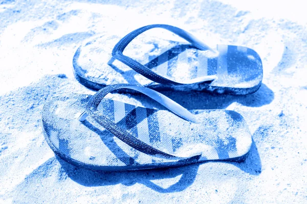 Een paar gestreepte sandalen op een witte achtergrond. Kleur van het jaar 2020 Classic Blauw — Stockfoto