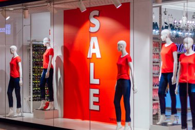 Bir dükkanda satılık işaretli Manikenler