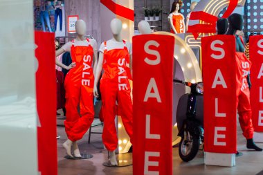 Dükkâna giriş ve satış tabelası.