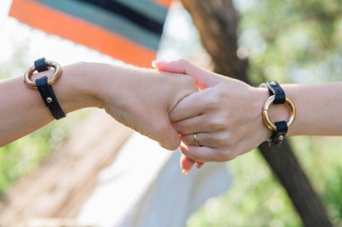 İki kadın birbirine sevgiyle sarılıyor, en iyi arkadaş, iyi bir ilişki..