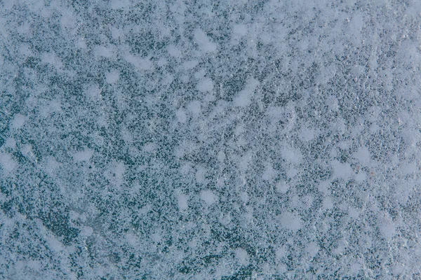 IJsstenen met luchtbellen erin. Abstracte ijskristallen textuur. Heldere ijsachtergrond. — Stockfoto