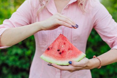 Kadınların elindeki karpuzu kapat.