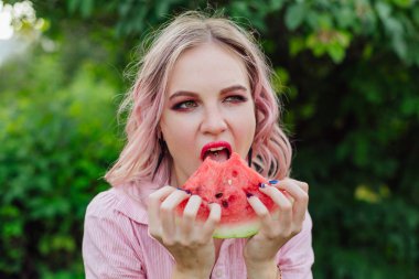 Karpuz zevk pembe saçlı güzel genç kadın