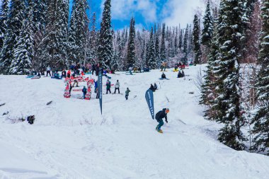 Sheregesh, Kemerovo bölgesi, Rusya - 08 Nisan 2019: Jaws Slash Camp, kayak sporcularının ekstrem numaralar yaptığı bir snowboard ve dağ kayak müsabakasıdır.