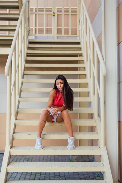 Rua moda verão retrato de uma mulher em escadas ao ar livre . — Fotografia de Stock