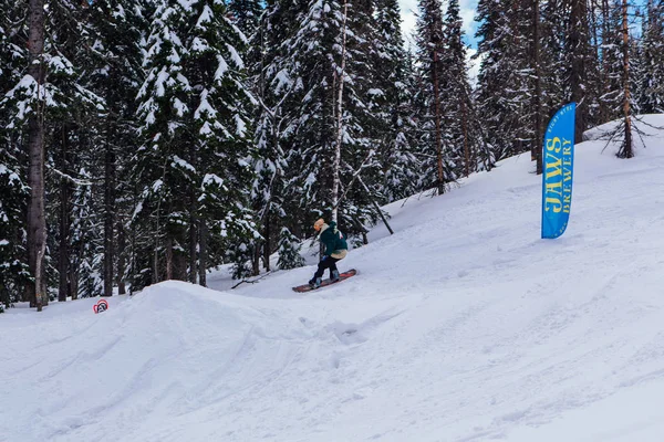 Sheregesh, Kemerovo region, Russia - April 08, 2019: Jaws Slash Camp is a snowboard and mountain ski competition where riders doing extreme tricks — Stock Photo, Image