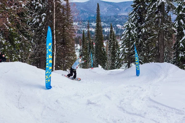 Sheregesh, Kemerovo region, Russia - April 08, 2019: Jaws Slash Camp is a snowboard and mountain ski competition where riders doing extreme tricks — Stock Photo, Image