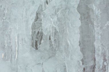 Çok büyük ve tehlikeli buz sarkıtları.