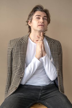 Pencereden gün ışığında bar sandalyesinde oturan uzun boylu yakışıklı adam.