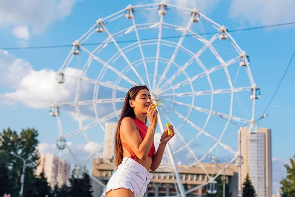 Wanita muda cantik meniup gelembung sabun di luar ruangan — Stok Foto