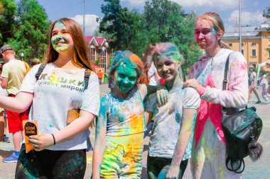 Novokuznetsk, Kemerovo bölgesi, Rusya - 12 Haziran 2019: Holi renk festivalinde bir grup genç