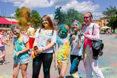 Novokuznetsk, Kemerovo bölgesi, Rusya - 12 Haziran 2019: Holi renk festivalinde bir grup genç