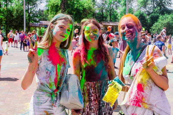 Novokuznetsk, Kemerovo bölgesi, Rusya - 12 Haziran 2019: Holi renk festivalinde bir grup genç