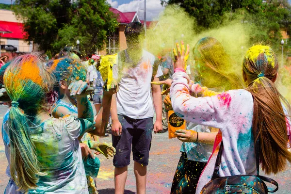 Novokuznetsk, Kemerovo region, Russia - June 12, 2019 :: A group of teenagers on the festival of colors Holi — Stock Photo, Image