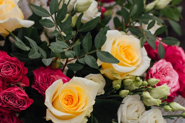 Beautiful bouquet of roses different colors and sizes — ストック写真