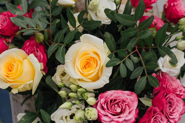 Belo buquê de rosas cores e tamanhos diferentes — Fotografia de Stock
