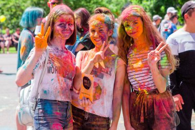 Novokuznetsk, Kemerovo bölgesi, Rusya - 12 Haziran 2019: Holi renk festivalinde bir grup genç