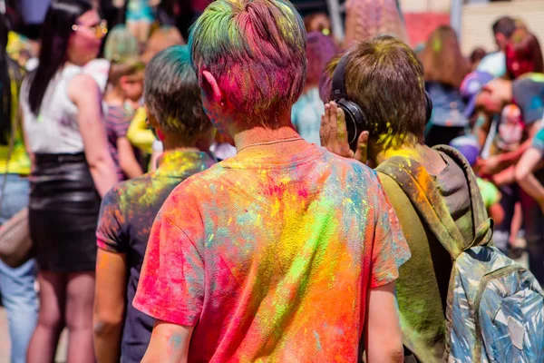Novokuznetsk, Kemerovo region, Russia - June 12, 2019 :: Boys-teenagers on the festival of colors Holi — Stock Photo, Image